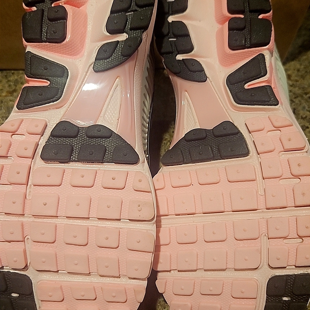 🩷🩷Nike Women’s Vomero 5 Mesh & Metallic Sneaker — Silver & Pink - Picture 3 of 5